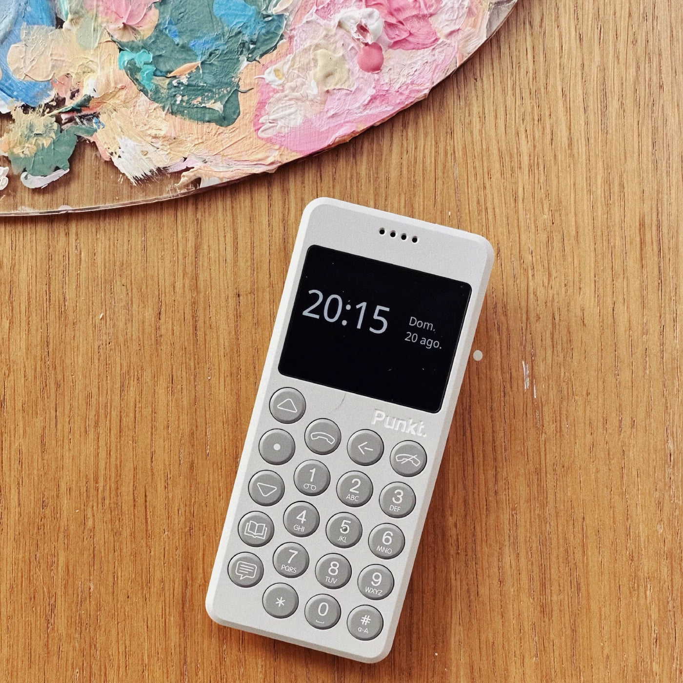 Punkt phone featured in El País article “Dumbphones Make a Comeback,” highlighting the resurgence of minimalist mobile devices.