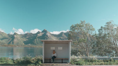 Video of the Punkt MP02 4G mobile phone with Japanese subtitles, demonstrating its minimalist design, key features, and secure, privacy-focused functionality.