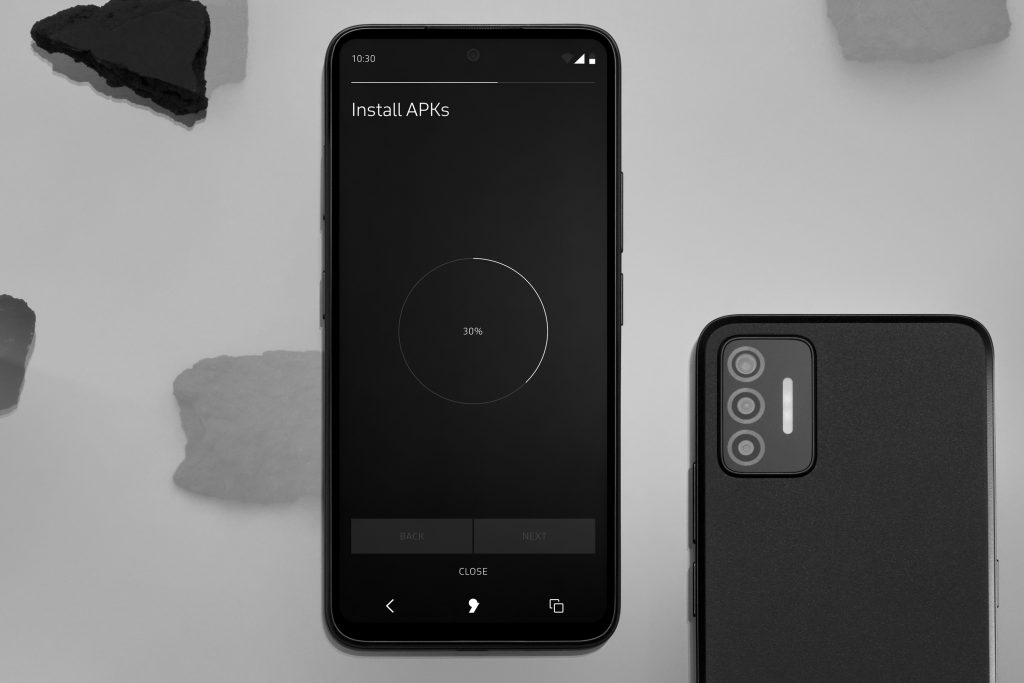 Visualizzazione dell'applicazione APK Android e della fotocamera posteriore di MC02