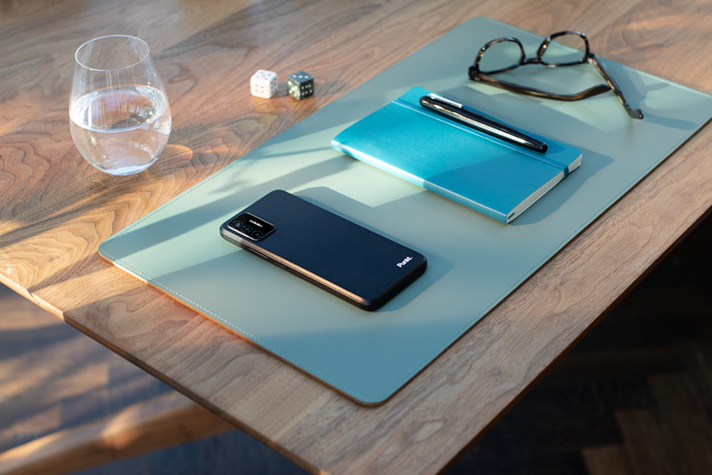 retro del smartphone minimalista MC02 sul tavolo