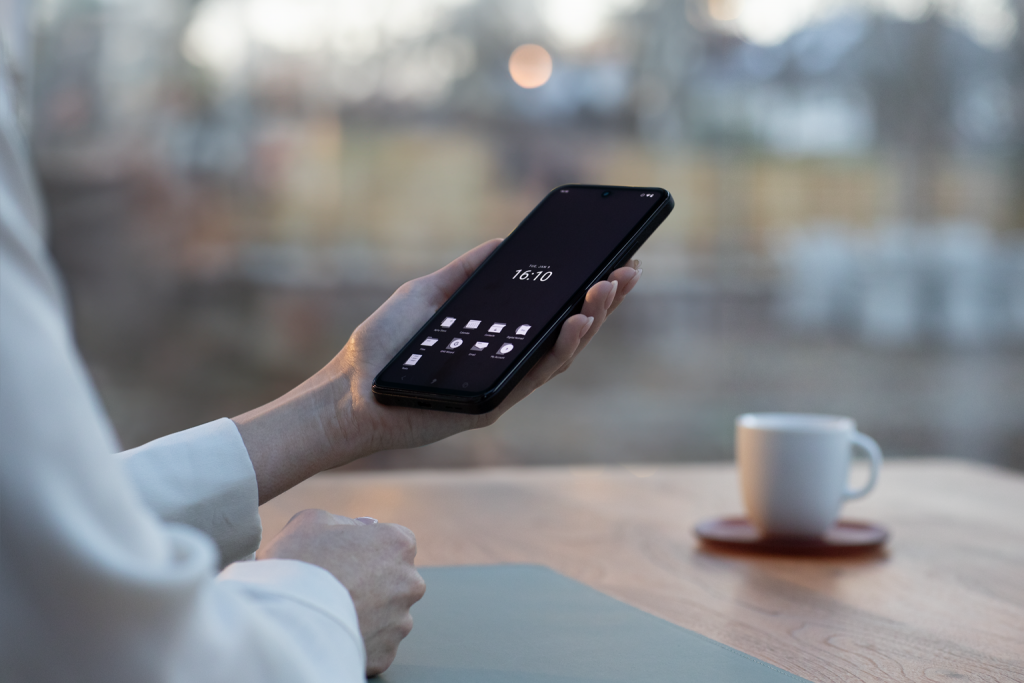 mc02-Smartphone in den Händen mit Apostrophy-Anwendungen