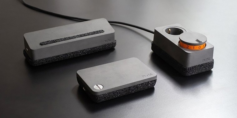 Due studenti di design stanno progettando tre prodotti Punkt. che rappresentano come il settore dell'elettronica di consumo potrebbe affrontare le sfide della transizione ecologica.